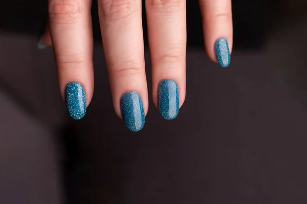 Női Kéz Gyönyörű Manikűr Kék Csillogó Körmök Körömápolás Fogalma — Stock Fotó