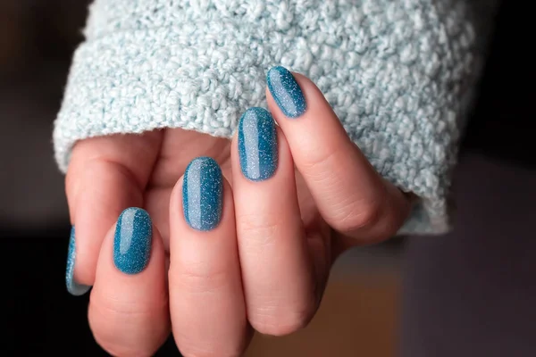 Weibliche Hand Blauem Strickpullover Mit Schöner Maniküre Blaue Glitzernägel Nagelpflegekonzept — Stockfoto