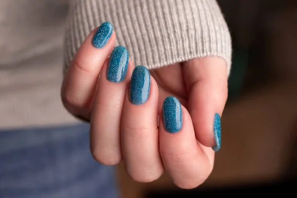 Weibliche Hand Grauem Strickpullover Mit Schöner Maniküre Blaue Glitzernägel Nagelpflegekonzept — Stockfoto