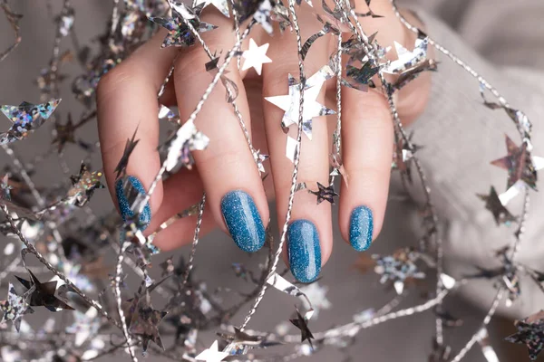 Weibliche Hand Mit Schöner Feiertagsmaniküre Blaue Glitzernägel Mit Silbernem Weihnachtsdraht — Stockfoto
