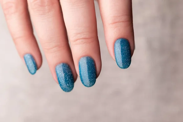 美しいマニキュアと女性の手 青い輝きの爪 ネイルケアコンセプト — ストック写真