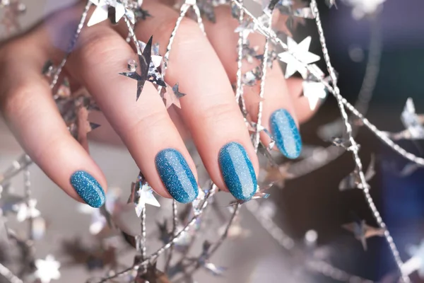 Kobieca Ręka Pięknym Wakacyjnym Manicure Niebieskie Brokatowe Paznokcie Srebrnym Skręconym — Zdjęcie stockowe