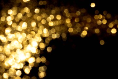 Siyah arka planda altın bulanık bokeh ışıkları. Kutlamak için ışıldayan yıldızlar. Tasarımınız için üstüste