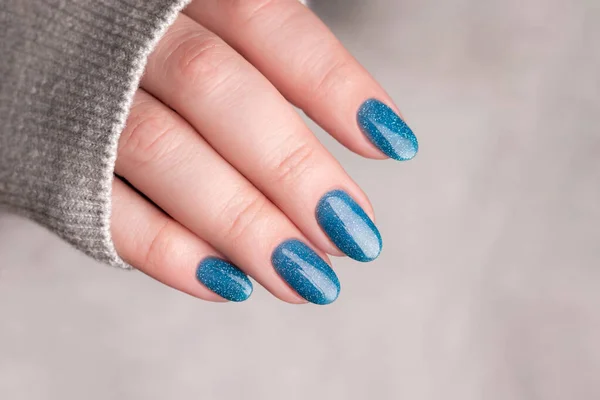 Vrouwelijke Hand Grijs Gebreide Trui Met Mooie Manicure Blauwe Glitter — Stockfoto