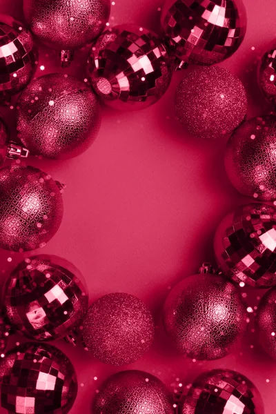 番石榴红底色圣诞彩球装饰品的圆形框架 带有复制空间 — 图库照片