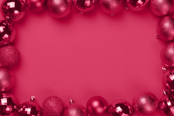 紫红色的紫红色圣诞彩球装饰在红宝石红色背景与复制空间 问候卡的框架 顶部视图 — 图库照片
