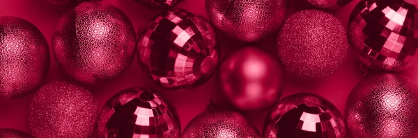 圣诞横幅上的活力洋红闪烁着紫红色背景的球 宽的全景头 — 图库照片