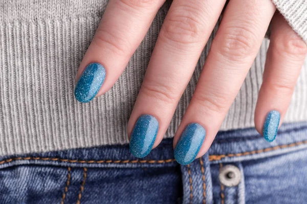 Kvinnlig Hand Med Vacker Manikyr Blå Glitter Naglar Jeans Denim — Stockfoto