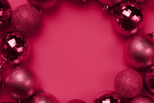 Kreis Rahmen Von Viva Magenta Weihnachtskugeln Dekorationen Auf Karminrotem Hintergrund — Stockfoto