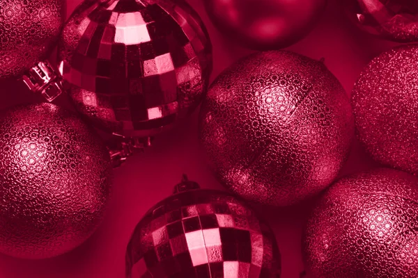 Рождественская Открытка Ярко Пурпурными Шариками Красном Фоне — стоковое фото