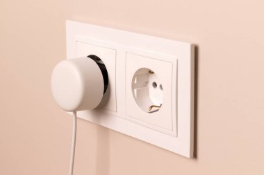 Modern bej duvarına takılmış yuvarlak prizli beyaz Avrupa elektrik prizleri grubu