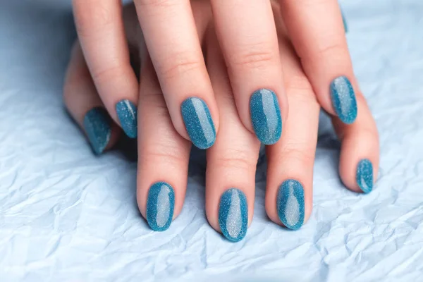 Güzel Manikürlü Kadın Elleri Mavi Buruşuk Kağıtta Mavi Parlak Tırnaklar — Stok fotoğraf