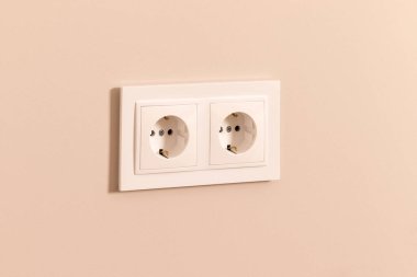 Modern bej duvarda beyaz Avrupa elektrik prizleri grubu