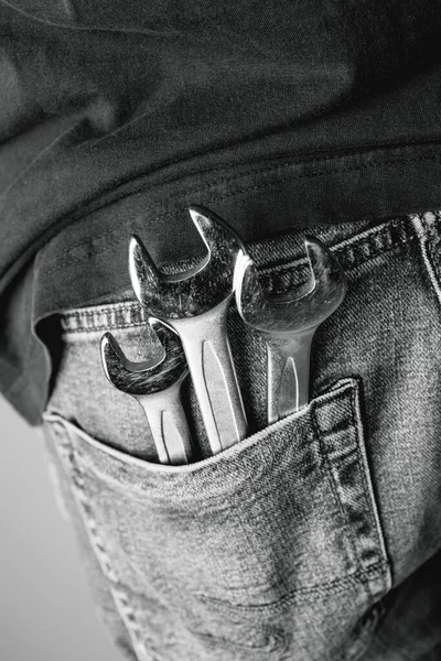 Man Med Skiftnycklar Bakfickan Sina Jeans Idealisk För Industriella Mekaniska — Stockfoto