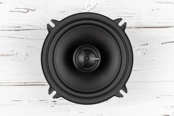 Stylový Auto Audio Akustické Kolo Reproduktor Bílém Dřevěném Pozadí Detailní — Stock fotografie