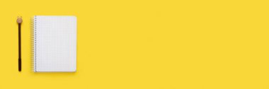 Boş beyaz çarşaflar ve parlak sarı arkaplanda tavşan başlı kalem, üst görünüm afişi, düz yatar fotokopi alanı panoramik ağ başlığı ile