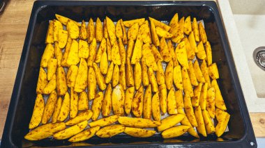 Fırınlanmış sarı patatesler. Baharat ve üst manzara ile birlikte..