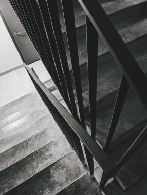 Korkuluk ve beton basamaklı siyah beyaz merdiven, perspektif manzaralı, modern tasarım.