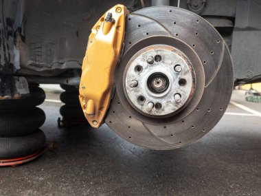 Sarı kalibre ve disk fren pervanesi içeren otomotiv fren sistemi.