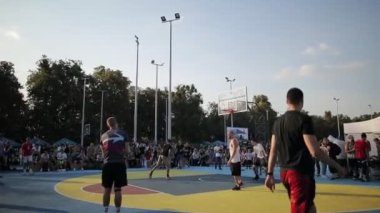 Kyiv, Ukrayna - 12 Eylül 2021: Genç beyazlar şehir kaykay parkındaki sokak basketbol sahasında sokak basketbolu oynuyorlar. Olağanüstü bir spor. Gençler yazın sokak basketbolu oynar..