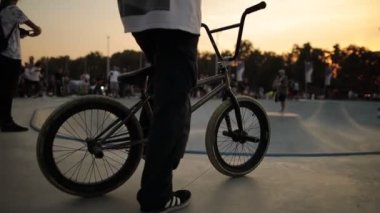 Kyiv, Ukrayna - 12 Eylül 2021: BMX sürücüsü şehir kaykay parkında çılgın numaralar yapıyor. BMX sürücüsü. Dalış tahtasındaki bisikletçiler. Bir grup genç numara yapıyor. Bisiklet numaraları. Sıra dışı spor.