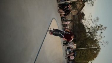Kyiv, Ukrayna - 12 Eylül 2021: BMX sürücüsü şehir kaykay parkında çılgın numaralar yapıyor. BMX sürücüsü. Dalış tahtasındaki bisikletçiler. Bir grup genç numara yapıyor. Bisiklet numaraları. Sıra dışı spor.