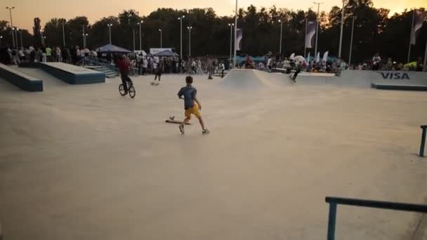 2021年9月12日 乌克兰基辅 滑板戏法 滑冰运动员在一个滑板公园里训练 城市休闲 一个职业滑板手的极端特技 斜坡训练 — 图库视频影像