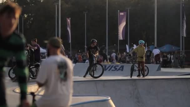 キエフ ウクライナ 2021年9月12日 極端なサイクリストは 市内のスケートパークでトリックを実行します 極端なスポーツだ 混雑した都市スケートパーク ティーンエイジャーのグループは ランプにトリックを示しています 自転車トリック — ストック動画