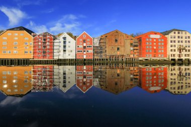 Trondheim 'da Hint yazı, Nidelva nehri manzarası ve nehir boyunca uzanan tarihi kereste binaları (Bryggeri). 