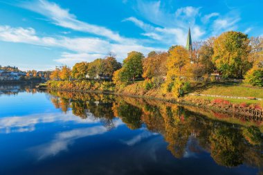 Trondheim 'da Hint yazı, Nidelva nehri ve tarihi şehir merkezindeki Katedral Nidarosdomen manzarası.
