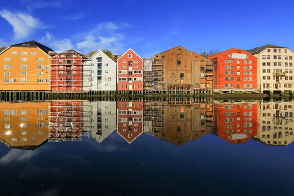 Indiai Nyár Trondheimben Kilátás Nidelva Folyóra Történelmi Régi Faházakra Bryggeri — Stock Fotó
