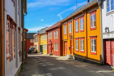 Roeros 'ta eski kereste evleri olan bir cadde. Roeros, Norveç 'in Troendelag eyâletinde bir belediyedir. .