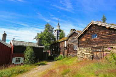 Roeros 'ta eski kereste evleri olan bir cadde. Roeros, Norveç 'in Troendelag eyâletinde bir belediyedir. .