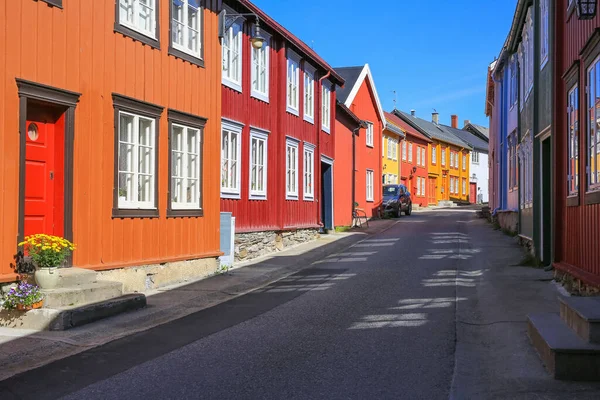 Rua Com Antigas Casas Madeira Roeros Roeros Município Noruega Localizado — Fotografia de Stock