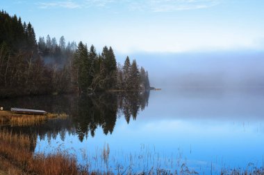Kasım ayında Norveç 'in Trondheim kentindeki Jonsvatnet Gölü' nde sisli gün batımı
