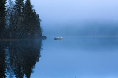 Kasım ayında Norveç 'in Trondheim kentindeki Jonsvatnet Gölü' nde sisli gün batımı