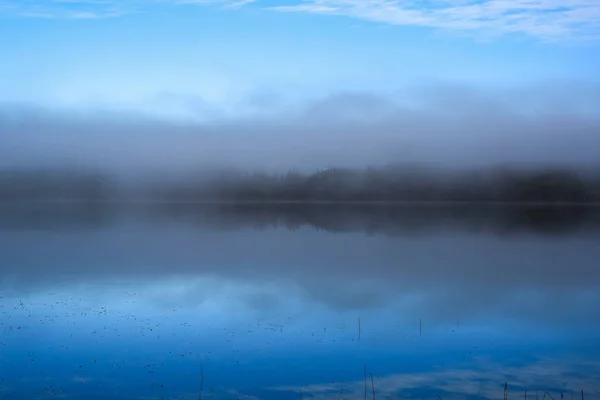 Туманный Закат Ноябре Озере Йонсватнет Расположенном Муниципалитете Трондаль Норвегия — стоковое фото