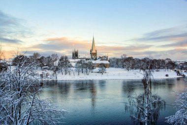 Trondheim 'da kış, Nidelva nehri ve Katedral Nidarosdomen manzarası 