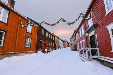 Norveç 'in Roeros kentindeki cadde (UNESCO Dünya Mirasları Alanı) akşam saatlerinde 