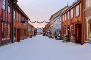 Norveç 'in Roeros kentindeki cadde (UNESCO Dünya Mirasları Alanı) akşam saatlerinde