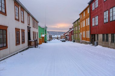 Norveç 'in Roeros kentindeki cadde (UNESCO Dünya Mirasları Alanı) akşam saatlerinde