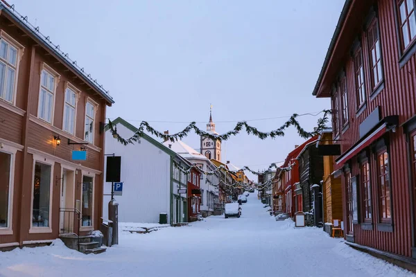 Ulica Norweskim Mieście Roeros Unesco Światowego Dziedzictwa Unesco Godzinach Wieczornych — Zdjęcie stockowe