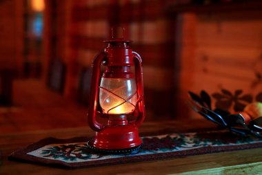 Noel alacakaranlığı, Norveç evindeki Noel süsü olarak işlemeli peçetenin üzerinde duran retro kırmızı lamba.