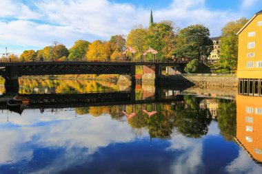 Trondheim 'da Hint yazı, Katedral Nidarosdomen ve Eski Köprü manzarası (den Gamle Bybro) günbatımında