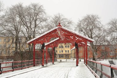 Norveç 'te kar yağışı Trondheim, karlı manzarası Eski Köprü (Den Gamle Bybro)