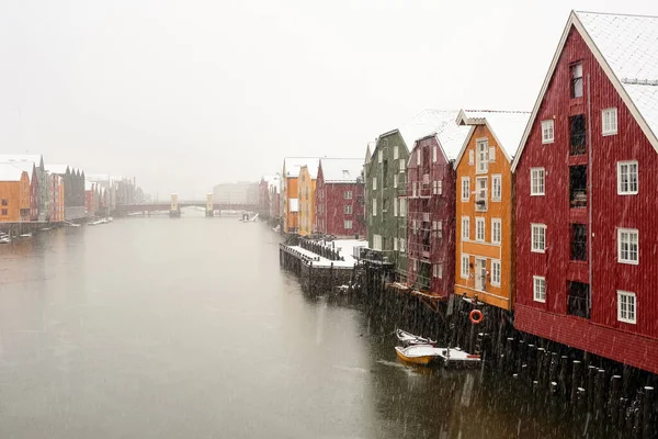 Schneefall Der Norwegischen Stadt Trondheim Blick Auf Den Fluss Nidelva — Stockfoto