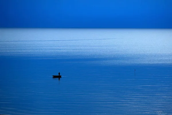 Eenzame Visser Rigas Baai Aan Het Zandstrand Saulkrasti Tijdens Herfstschemering — Stockfoto