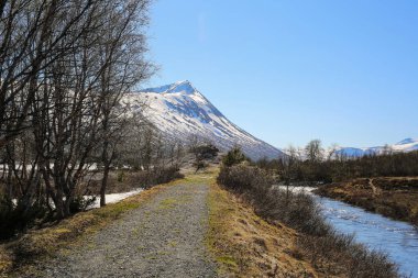 İlkbahar Gjevilvatnet Gölü 'nde, Trollheimen Ulusal Parkı' ndaki dağların manzarası.