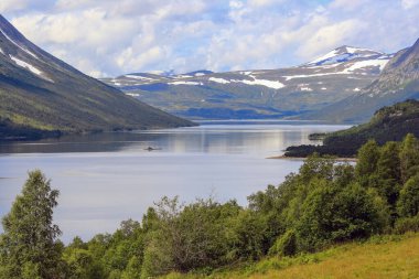 Gjevilvatnet Gölü 'nün yaz manzarası, Trollheimen Ulusal Parkı' ndaki dağların manzarası