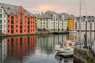 Norveç 'in Aalesund kentindeki sulara sanat eseri mimari binalar yansıdı